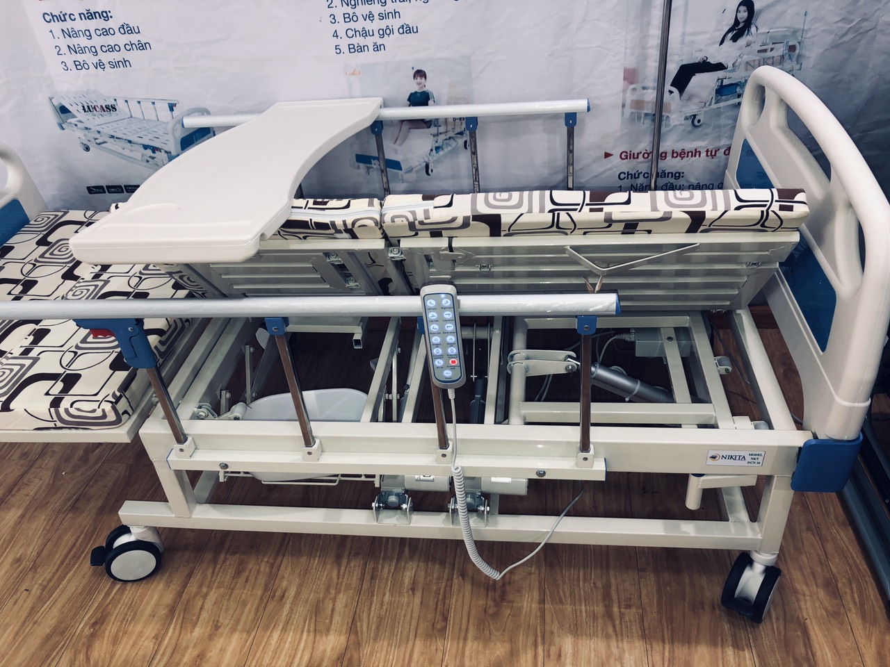 Giường bệnh nhân điều khiển điện
