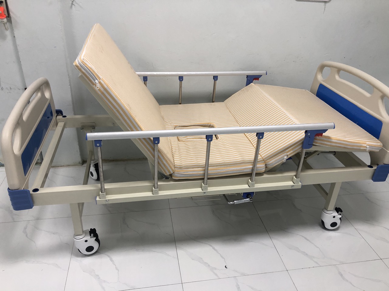 Những chú ý cần biết khi mua giường y tế cho người già?